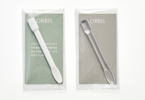 オルビス ORBIS サステナビリティ リサイクル 化粧品ボトルの原料を利用した再生プラスチックのスパチュラと従来のスパチュラ