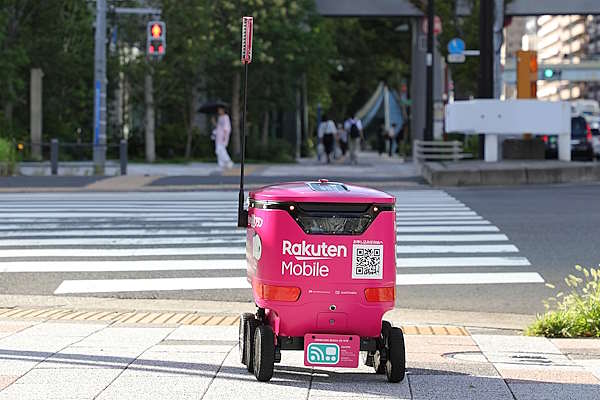 小売店や飲食店が販売する商品を指定された場所に自動配送ロボットが届ける「楽天無人配送」