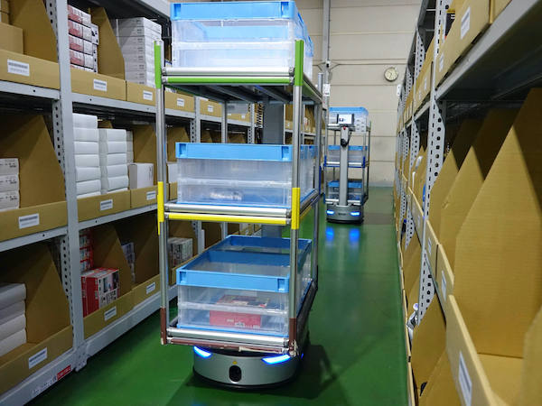 オートバックスセブン、物流現場に自律型協働ロボット導入で生産性が2倍に向上 自律型協働ロボット「PEER（ピア）100」