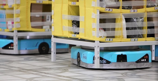 ロボット「ドライブ」。商品が保管されている棚「ポッド」を持ち上げて移動させる