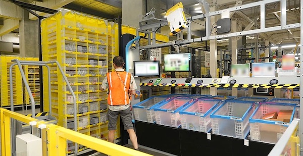作業ステーションは商品の保管のための棚入れと出荷準備のための棚出しの2種類