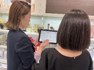 資生堂ジャパンは9月29日、店頭で顧客に応対・接客をするパーソナルビューティーパートナー（PBP）が情報検索時に活用する端末機器「ビューティー・タブレット（B-TAB）」において、生成AIを活用した独自のチャットボットの使用を開始した
