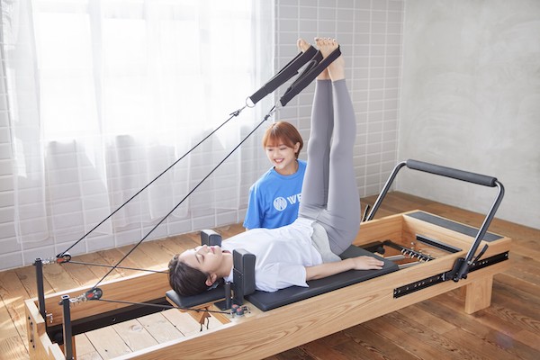 「WECLE」で使用する、ベッド型のピラティスマシンの使用イメージ