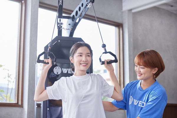 肩甲骨を柔軟にするマシンの使用イメージ