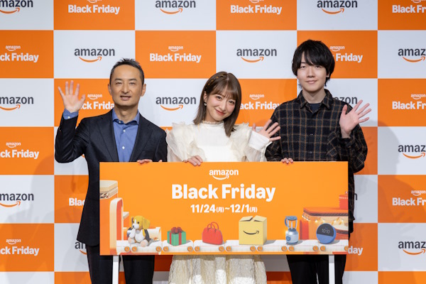 （左から）アマゾンジャパン鈴木氏、タレントの辻希美さん、YouTuberのたこまるさん