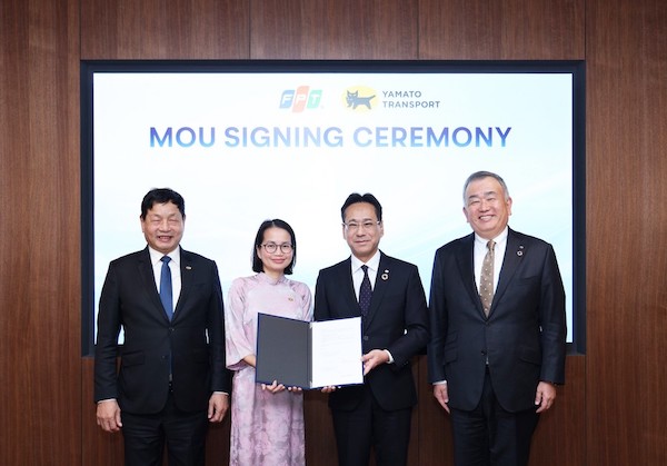 基本合意書の締結式の様子（写真左からFPT 創業者兼取締役会長 チュオン・ザー・ビン氏、FPTジャパン 取締役 執行役員兼最高執行責任者 ファン・ティ・タィン・ホア氏、ヤマト運輸 常務執行役員 輸送事業 統括 阿部珠樹氏、ヤマトHD 長尾裕社長