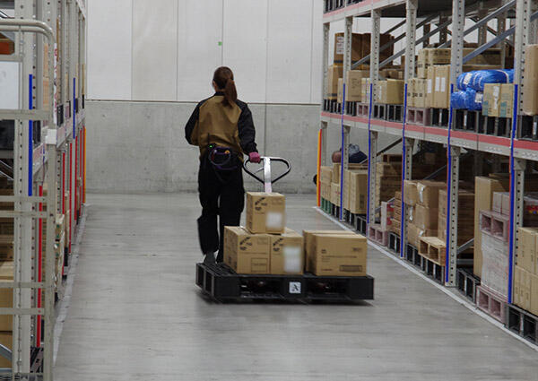 商品はハンドフォークに積載し運搬する。従来も一部商品については同様の運用とのこと