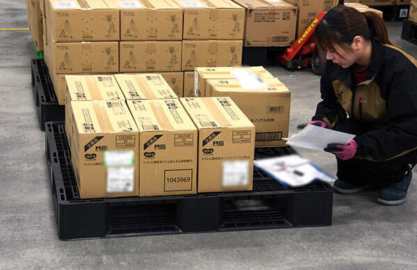 手作業で配送ラベルを貼り付け