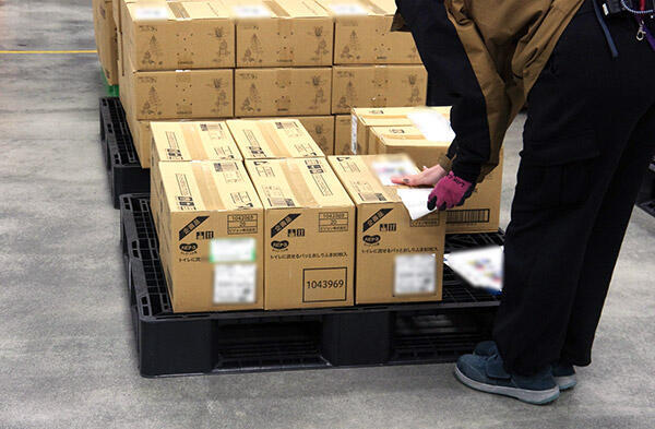 これまでも特殊な商品など3割ほどは手作業で貼り付けていたが、現在はすべて手作業で対応しているとのこと