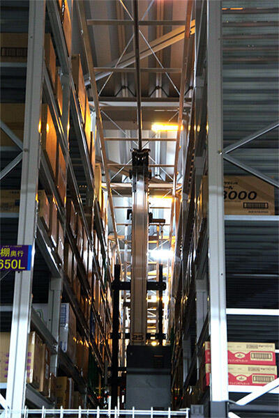 自動倉庫で停止しているロボット