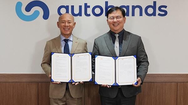 ビィ・フォアード 代表取締役 山川博功氏（左）、オートハンズ代表取締役キム・ソンジュン氏（右）