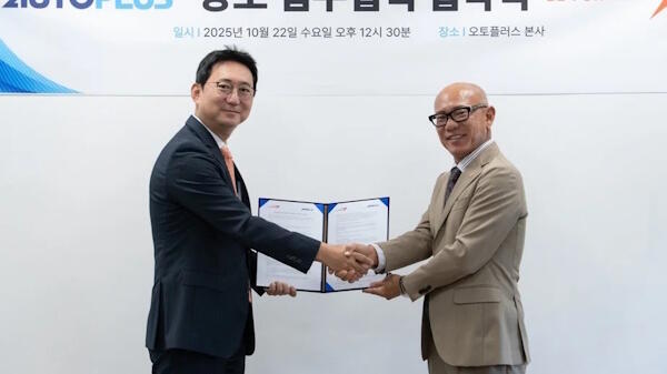 オートプラス 代表取締役 イ・ユンソク氏(左)、  ビィ・フォアードの山川氏（右）