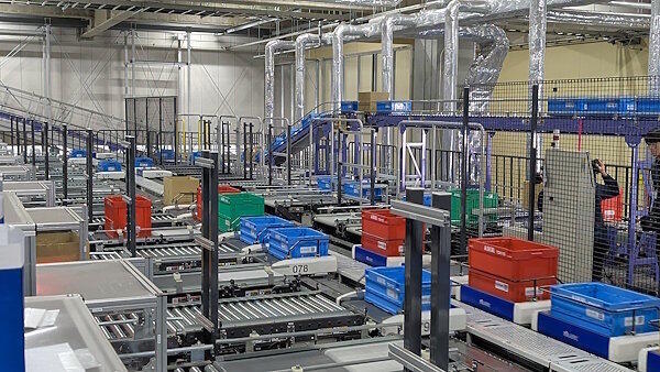 頑張れアスクル！ 新たに構築した物流システム（WMS）での商品出荷を再開【再稼働した当日の現場＋自動化設備の取材レポート】 シャトライナー