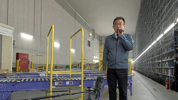 報道陣からの取材に応じる吉岡晃社長