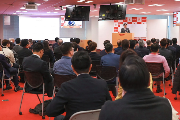 楽天グループの三木谷浩史会長兼社長は1月5日に2026年の年頭挨拶を公表し、2025年の実績と今後の方向性を示した。挨拶で、「楽天エコシステム（経済圏）」の拡大、「AIの民主化」を成長戦略の柱として掲げた