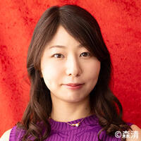 芥川賞作家 九段 理江氏 1990年、埼玉県生まれ。2021年、『悪い音楽』で第126回文學界新人賞を受賞しデビュー。同年発表の『Schoolgirl』が第166回芥川龍之介賞、第35回三島由紀夫賞候補に。2023年3月、同作で第73回芸術選奨新人賞を受賞。11月、『しをかくうま』で第45回野間文芸新人賞を受賞。2024年1月、『東京都同情塔』で第170回芥川龍之介賞を受賞。英国出版社・Viking Penguin Inc.が『東京都同情塔』の全言語翻訳権(アジア圏を除く)を取得、現在9ヵ国で翻訳出版中。雑誌「広告」によるプロジェクト「九段理江に95%AIで小説書いてもらってみた。」が2025 65th ACC TOKYO CREATIVITY AWARDSのクリエイティブイノベーション部門ACCファイナリスト、AI Creative Future Awards（AICA賞）に選出された。