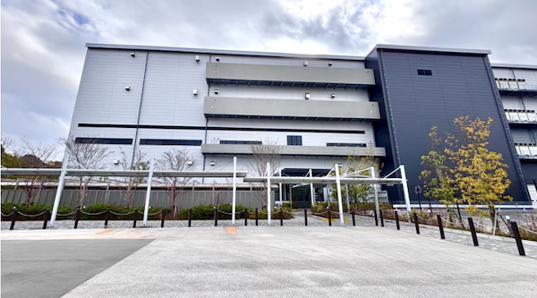 アマゾン、千葉県流山市に新物流拠点「Amazon流山おおたかの森フルフィルメントセンター」を新設、「Amazon Robotics」「紙袋自動梱包機」などのテクノロジーを活用