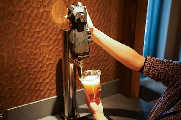 客室「CRAFT」に常設しているビールタップ。宿泊客は「そらとしば Play Ball! Ale」を注いで量飲める