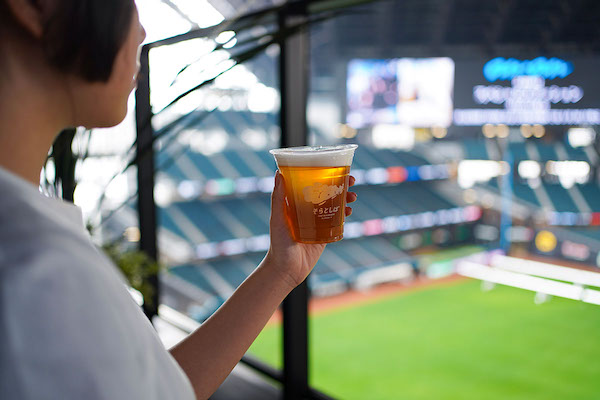 客室「CRAFT」内のバルコニーからは球場を見渡すことができる