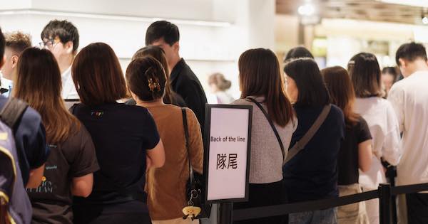 オープン当日は予定時間の約1時間前から来店客が並び、予定時間より早く開店した
