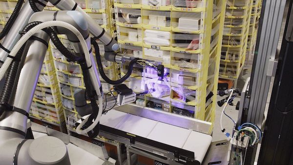 Amazonは、触覚センサーを備えた物流ロボット「Vulcan」を発表した。視覚に加えて“触れる”ことで力加減を調整しながら商品を扱えるのが特徴で、高所・低所作業の負担軽減や物流効率の向上につなげる