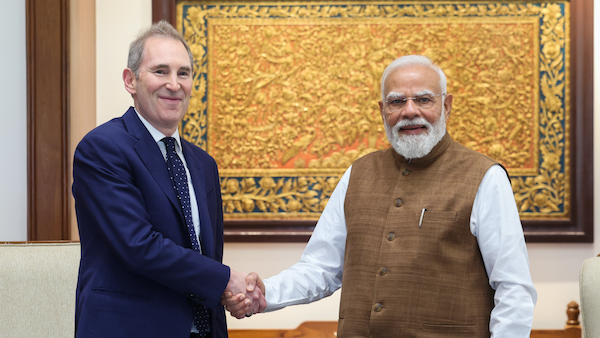 Amazonのアンディ・ジャシーCEO（写真左）とインドのナレンドラ・モディ首相