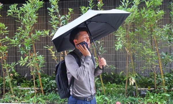 酷暑需要で販売数2倍超、「洋服の青山」で「日傘」が好調の理由