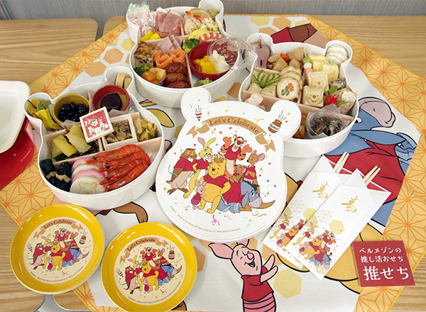 プーさんの赤シャツをまとったキャラクターがデザインされている © Disney.Based on the “Winnie the Pooh” works by A.A. Milne and E.H. Shepard.