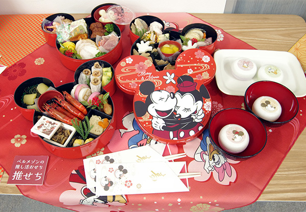 4種類の最中お吸い物、風呂敷、祝い箸が付属するおせち・三段重「ミッキー＆ミニー」 © Disney