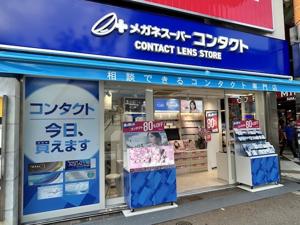 「メガネスーパー」を運営するインターメスティックは、コンタクトレンズ専門店「メガネスーパーコンタクト」の出店を主要都市・主要駅で加速させる