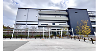 アマゾン、千葉県流山市に新物流拠点「Amazon流山おおたかの森フルフィルメントセンター」を新設、「Amazon Robotics」「紙袋自動梱包機」などのテクノロジーを活用