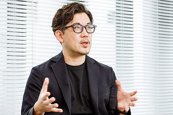 「AD YELL」の申し込みスキームや審査のスピード感について説明する髙瀬社長