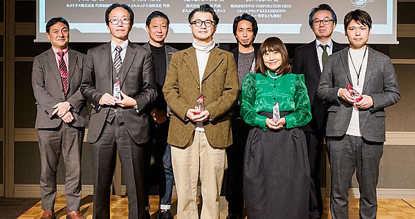 アワードの受賞者（前列）と4人の選考委員（後列）