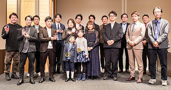 第2回アワードの受賞者（トロフィーを持っている7人）、2023年に開催した第1回アワードの受賞者（前列の右から4人）、選考委員（後列の右から4人）