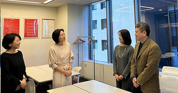 内定者の親も同行する会社見学会のイメージ