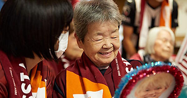 サントリーウエルネス主催の「人生100年時代の物語大賞」で、2024年に大賞の物語を受賞した松本照子さん