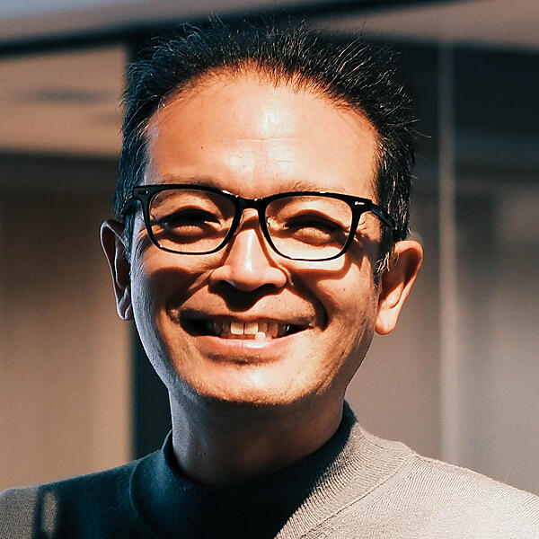 安達 友昭