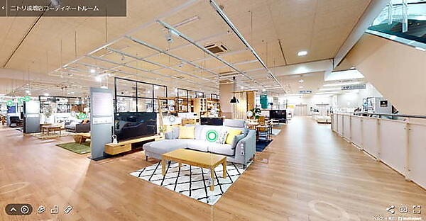 ニトリはVR（仮想現実）による最新3D技術を使用し、実店舗での買い物の楽しさとネットでの買い物の便利さを兼ね備えた「バーチャルショールーム」を開始