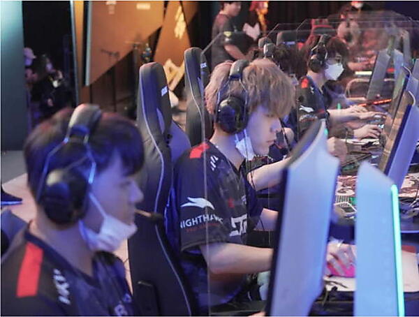 Ｊ．フロントリテイリングは、eスポーツチーム「SCARZ（スカーズ）」を保有するXENOZ（ゼノス）の発行済株式50.8%を取得して子会社化する