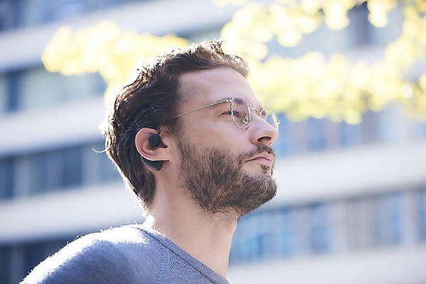 NTTソノリティが手掛けるワイヤレスイヤホンの着用イメージ。「西日本新聞 WE START」で取り扱う