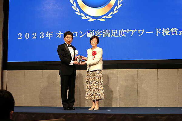 アワードに登壇した生活クラブ事業連合生活協同組合連合会・千葉の理事長（右）