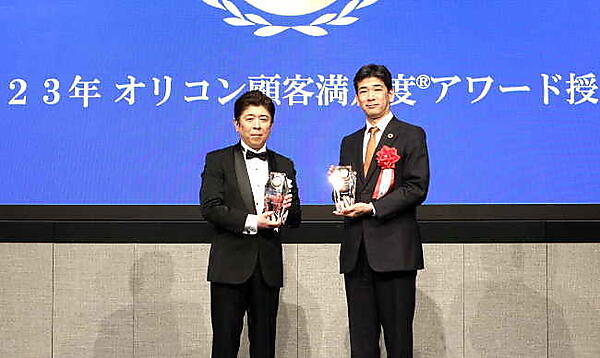 アワードに登壇したオートバックスセブンの社長（右）
