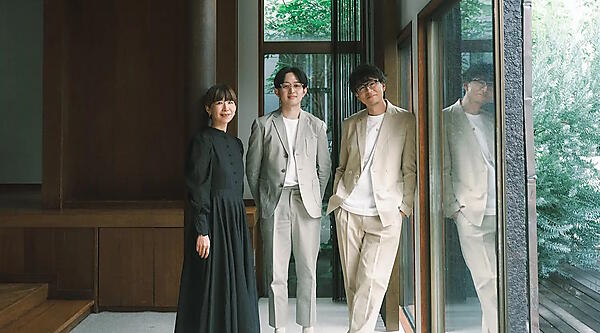 写真左からクラシコム取締役 佐藤友子 中央：foufou デザイナー マール・コウサカ氏 右：クラシコム代表取締役社長 青木耕平