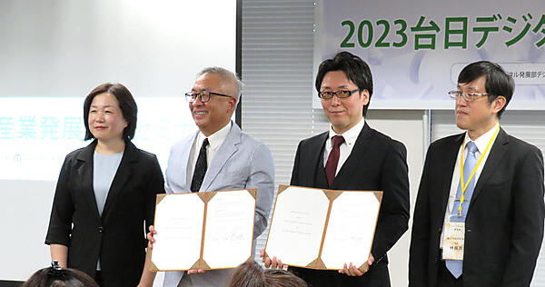 MOUの調印式に登壇した中華民国無店舗小売業協会秘書長の許生忠氏（中央左）と日本通販CRM協会の向代表理事（中央右）