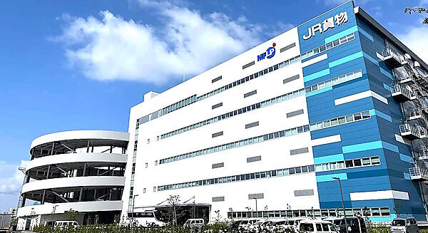 アマゾンジャパンは9月13日、日本初の仕分け拠点「ソートセンター」を東京・品川区に開設したと発表した