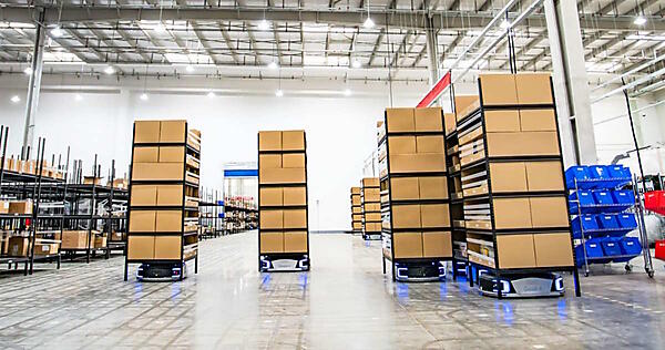 倉庫に導入しているギークプラス社の自動棚搬送ロボット