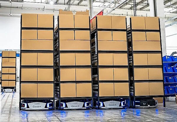 中京FCにはギークプラス社製の自動搬送ロボットを導入