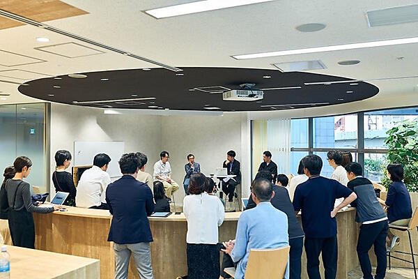 「暮らしの素プロジェクト」。  クラシコムの「北欧、暮らしの道具店」で培ったD2Cノウハウ、味の素のブランド力・商品開発力を掛け合わせ、ターゲットとの強いつながりを生む商品を企画開発する。開発商品はクラシコムの「北欧、暮らしの道具店」などで販売する