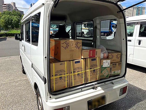 コクヨグループの物流会社であるコクヨサプライロジスティクス（KSL）と、プレミアムウォーターホールディングスの子会社で宅配水の配送業務を手がけるPWリソースは8月1日から、大阪市内において共同配送を開始