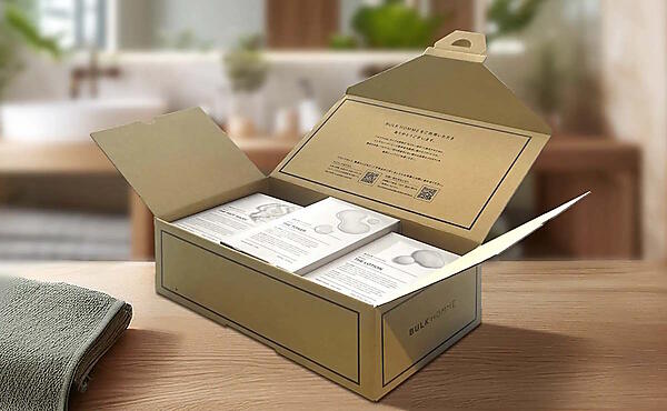 メンズスキンケアブランド「BULK HOMME」のバルクオムは10月から、ECサイトで商品購入した顧客を届ける荷物の梱包資材を環境に配慮した設計にリニューアル